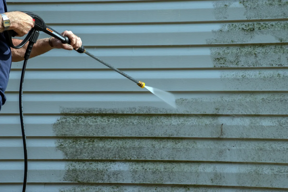 Soft-washing algae off vinyl siding